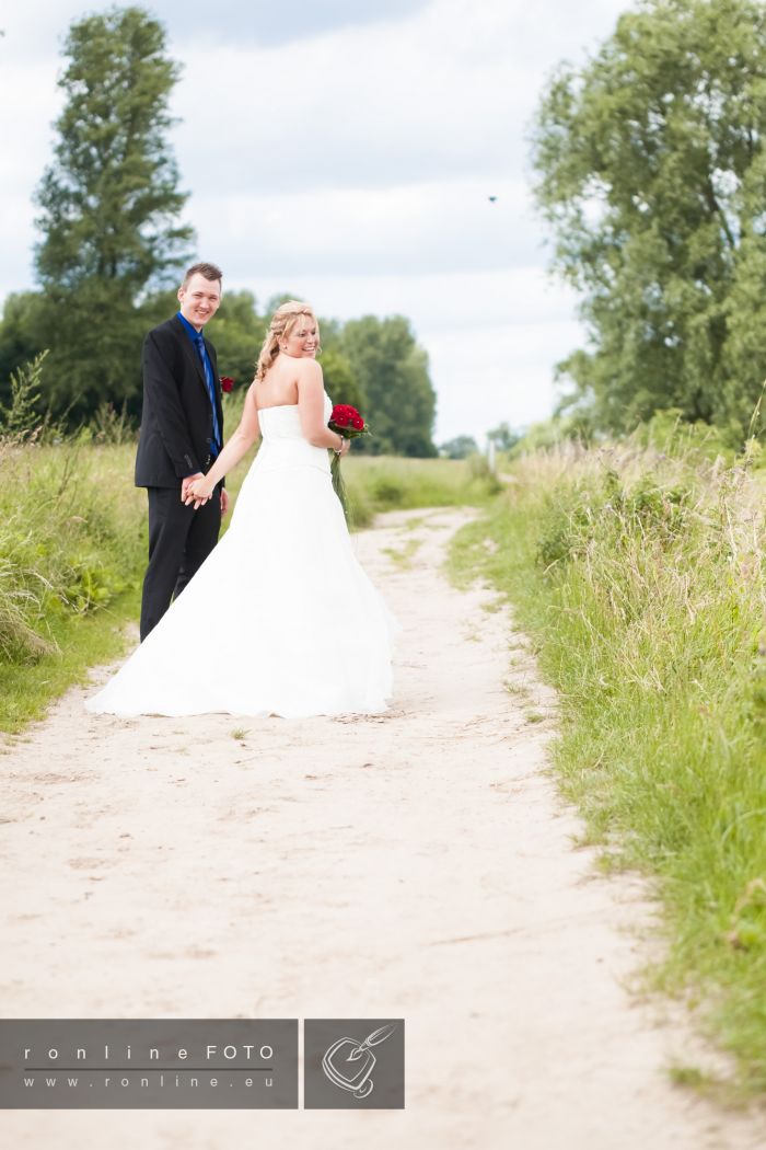 Mit Laura und David unterwegs am Rhein in Worringen. Hochzeitsreportage von Laura und David