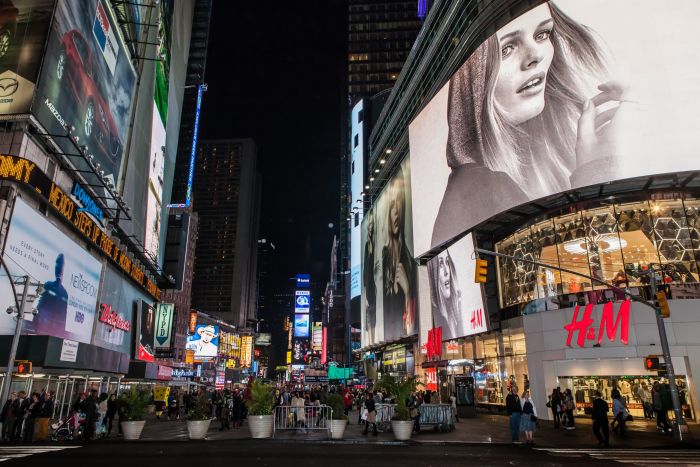 Broadway in New York bei Nacht