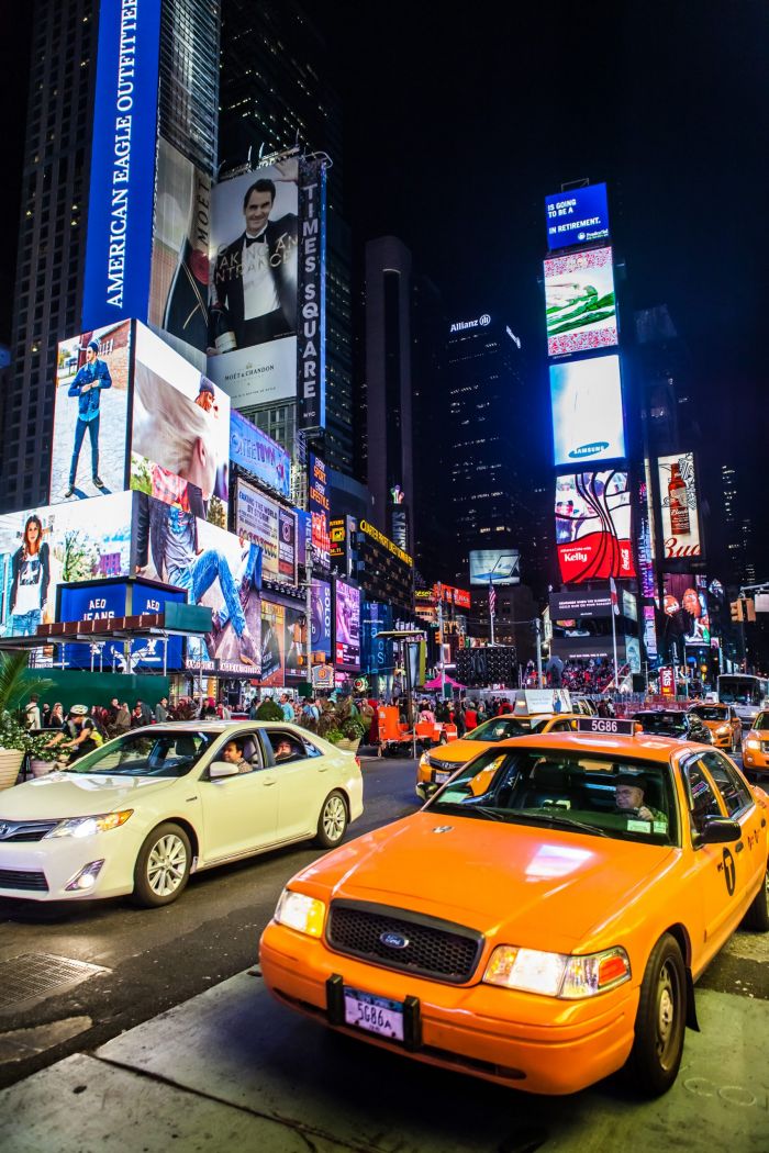 Broadway in New York am Abend